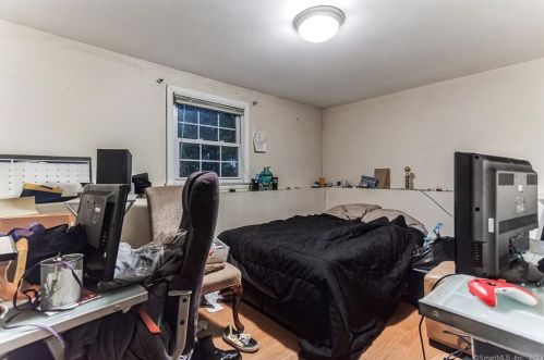 11 Erin Ct, Norwalk CT 06854-3303 exterior