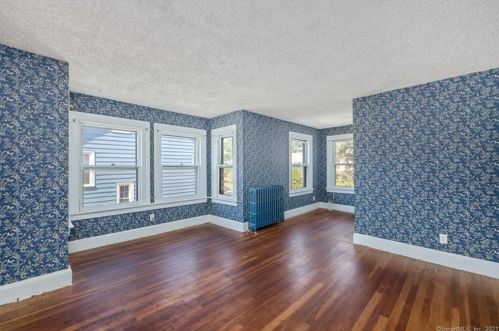 8 Un St, Milford CT 06460-4724 exterior