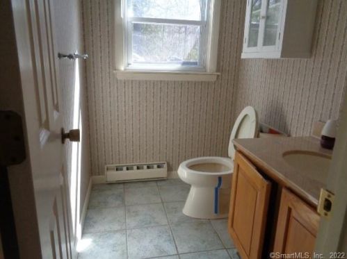 327 Scott Swamp Rd, Farmington CT 06032-3415 exterior