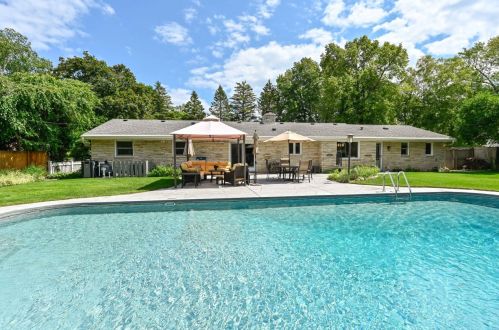 6855 Lk Dr, Milwaukee WI 53217-3622 exterior