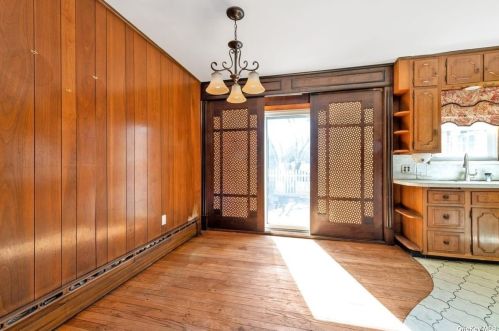 1081 Chestnut St, Valley Stream NY  11580-2157 exterior