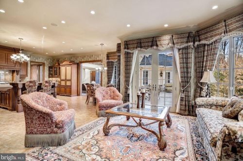 896 Alvermar Rdg Dr, Mc Lean VA 22102-1439 exterior