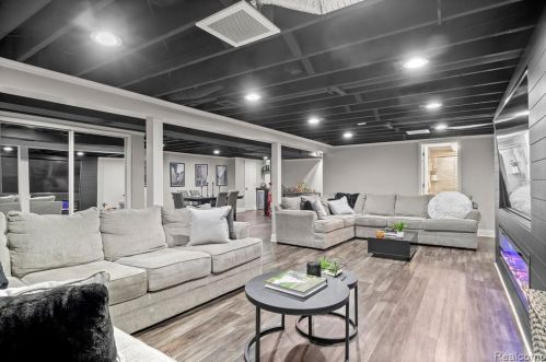 6126 Cambourne Rd, Dearborn Heights MI 48127-3916 exterior