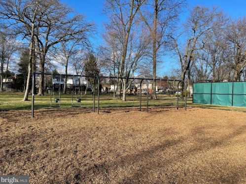 868 Broadmoor Rd, Huntingdon Valley PA 19006-2803 exterior