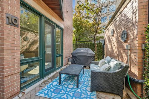 2910 Commonwealth Ave, Chicago IL  60657-6260 exterior