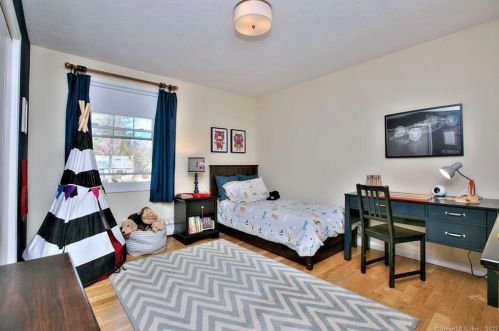 26 Bauer Pl, Westport CT 06880-4101 exterior