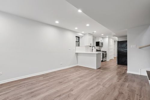 3142 Diversey Ave, Chicago IL 60647-1558 exterior