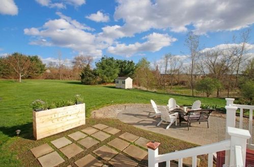 16 Highland Ave, Ellington CT 06029-3796 exterior