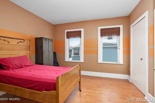 222 Valley Ave, Grand Rapids MI 49504-5469 exterior