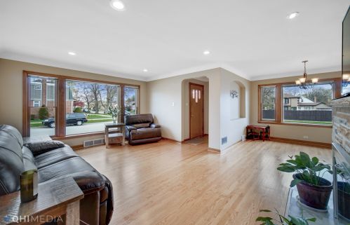 10600 Whipple St, Chicago IL 60645-4110 exterior