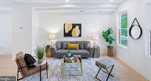 233 Douglas St, Washington, DC 20002-1031