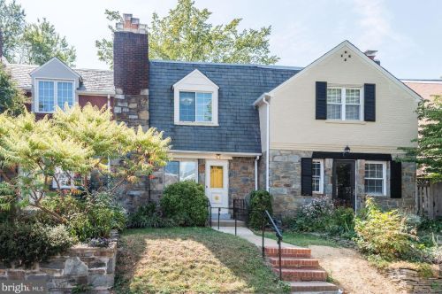 816 Devon Pl, Alexandria VA  22314-1214 exterior