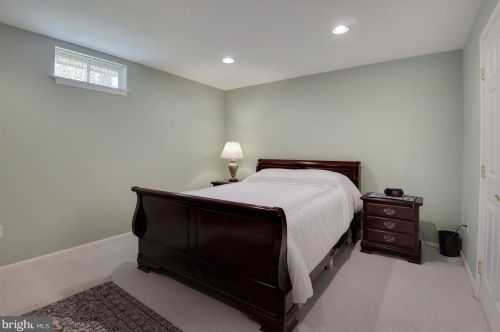 10720 Cloverbrooke Dr, Rockville MD 20854-6372 exterior