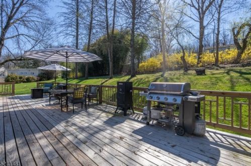 3 Autumn Ln, Hackettstown, NJ 07840-4704