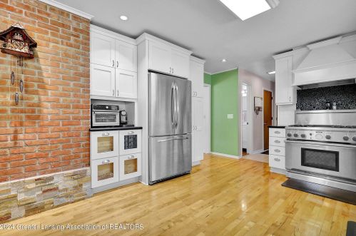 1053 Lantern Hl Dr, East Lansing MI 48823-2831 exterior