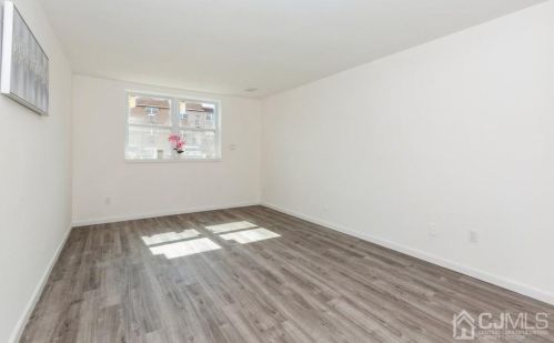 460 College Dr, Edison NJ 08817-5951 exterior