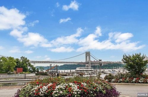 23 Moorings Ln, Edgewater NJ  07020-4300 exterior