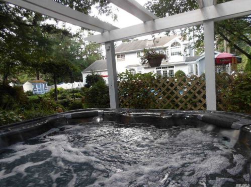 32 Pheasant Run Ln, Huntington Station NY 11746-8142 exterior