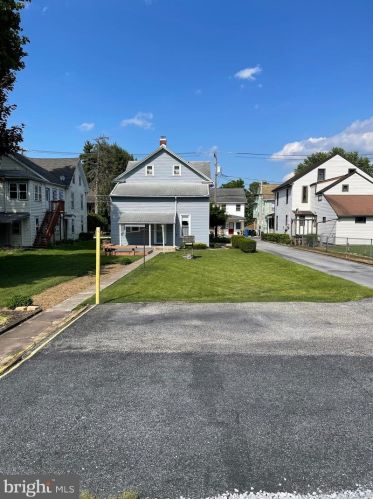 122 Railroad St, Hummelstown, PA 17036-1431