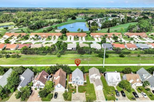 279 Leawood Cir, Naples FL 34104-4133 exterior