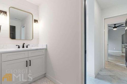 6160 Heards Creek Dr, Atlanta GA  30328-3635 exterior