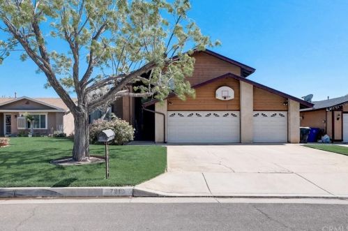 7910 Maria Dr, Riverside, CA 92509-7012