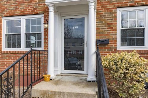 1518 Swallow Dr, Saint Louis, MO 63144-1620