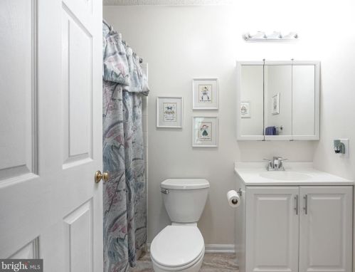 42 Hamilton Lk Dr, Trenton NJ 08619-3437 exterior