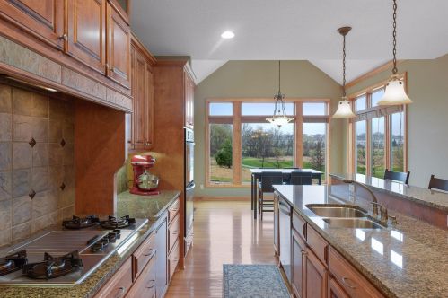 1676 Isabella Pkwy, Chaska MN 55318-3214 exterior