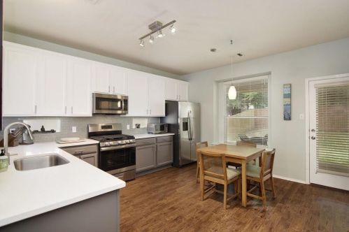 8621 Brock Cir, Austin TX  78745-6368 exterior