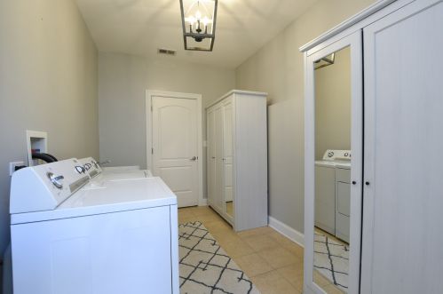 5847 Nashville Ave, Chicago IL 60638-4112 exterior