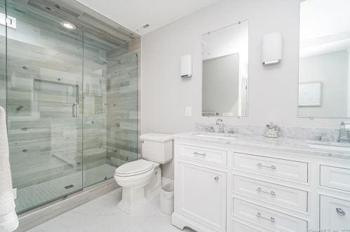 11 Hunting Rdg Ln, Wilton CT 06897-2516 exterior