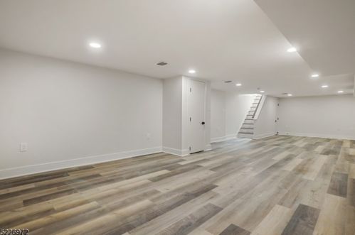 6 Warwick Cir, Springfield NJ  07081-2244 exterior