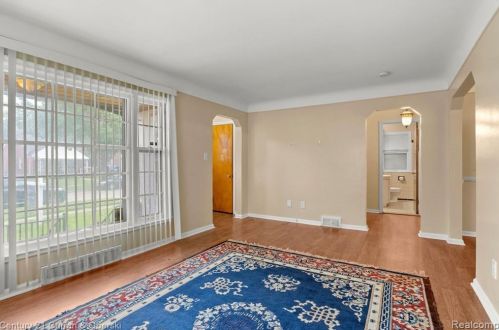 8233 Grayfield St, Dearborn Heights MI  48127-1537 exterior