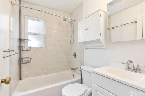 8 Roosevelt Ct, Metuchen NJ 08840-1426 exterior