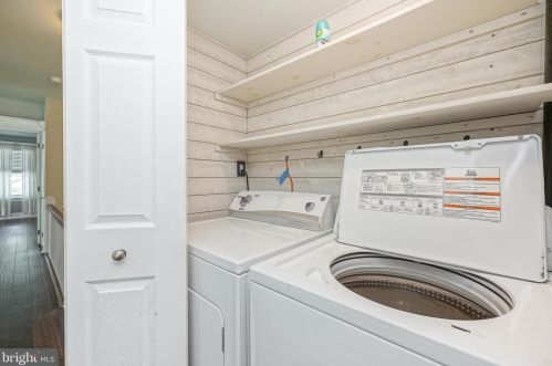 7017 Glenloch St, Philadelphia PA 19135-2223 exterior