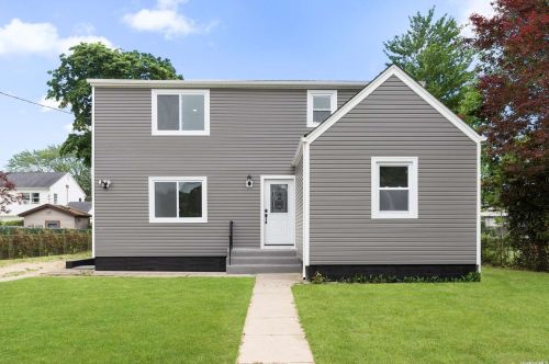 484 17th St, Babylon, NY 11704-2632