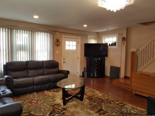 36 4th St, Valley Stream, NY 11581-1213