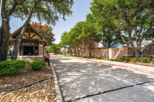 6922 Aspen Creek Ln, Dallas TX  75252-2702 exterior