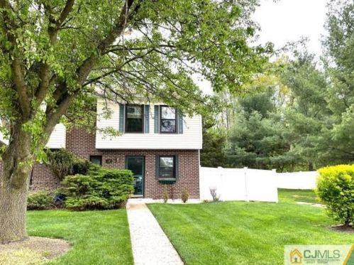 17 Driscoll Ct, New Brunswick, NJ 08902-4160