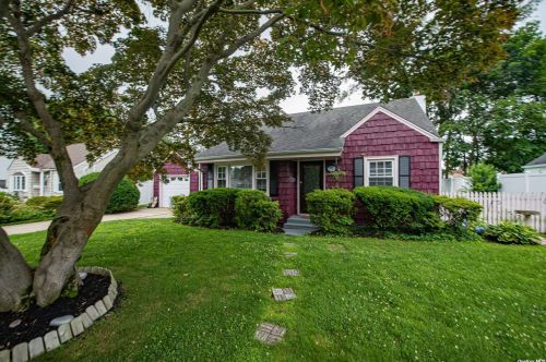 120 Foster Blvd, Babylon, NY 11702-1517