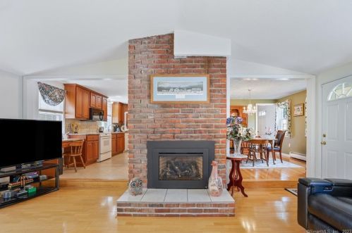 22 Cir Dr, Enfield CT 06082-2712 exterior