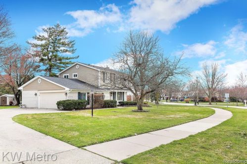 30326 Rock Creek Dr, Southfield MI  48076-1043 exterior