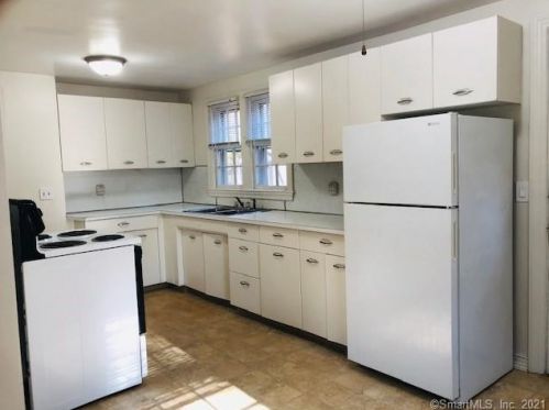 27 Lansdale Ave, Milford CT 06460-5153 exterior