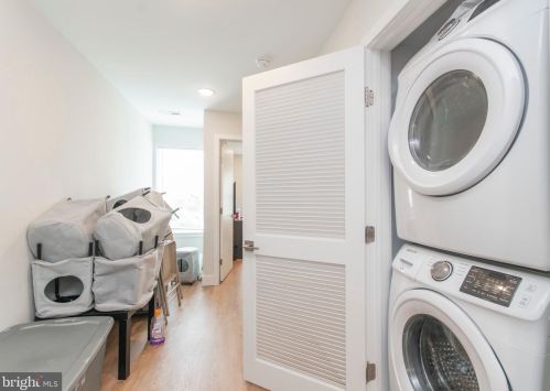 1958 8th St, Philadelphia PA 19122-2023 exterior