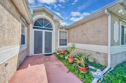 1732 Lexington Dr, Fort Pierce FL  34953-1681 exterior