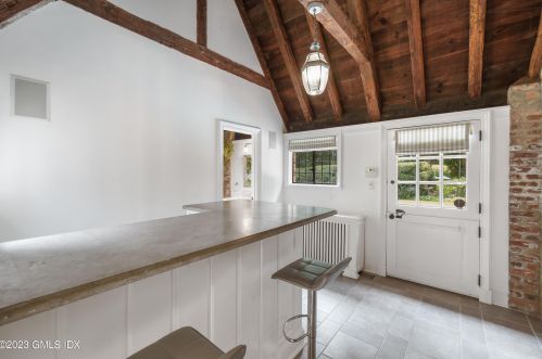 33 Midwood Rd, Greenwich CT 06830-3800 exterior