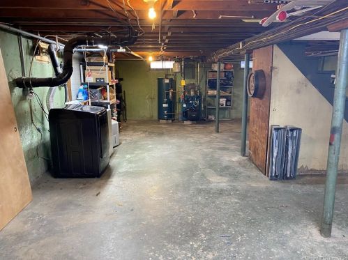 22 Grand St, Enfield CT 06082-4627 exterior