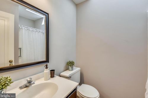 4206 Mt Vernon Memorial Hwy, Alexandria VA 22309-2809 exterior