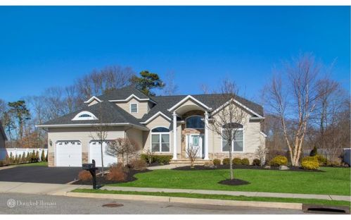 7 Nestle Ct, Bohemia, NY 11716-2213